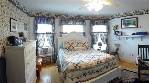 The Young House Bed And Breakfast Millinocket Экстерьер фото