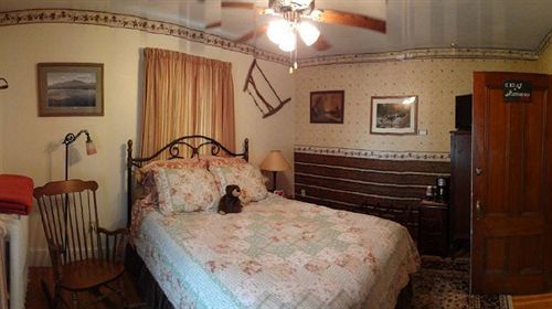 The Young House Bed And Breakfast Millinocket Экстерьер фото